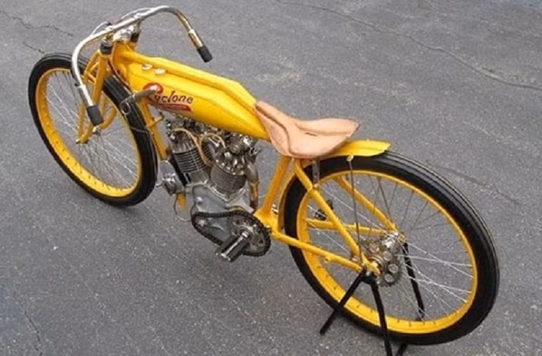  Cyclone đời 1915: Với động cơ kép chữ V 1.000 phân khối, 50 mã lực, tốc độ tối đa 193km/giờ, dòng xe này có giá 500.000 USD. Khoảng 300 chiếc Clyclone đời 1915 được sản xuất, nhưng chỉ có 15 chiếc được tiêu thụ.