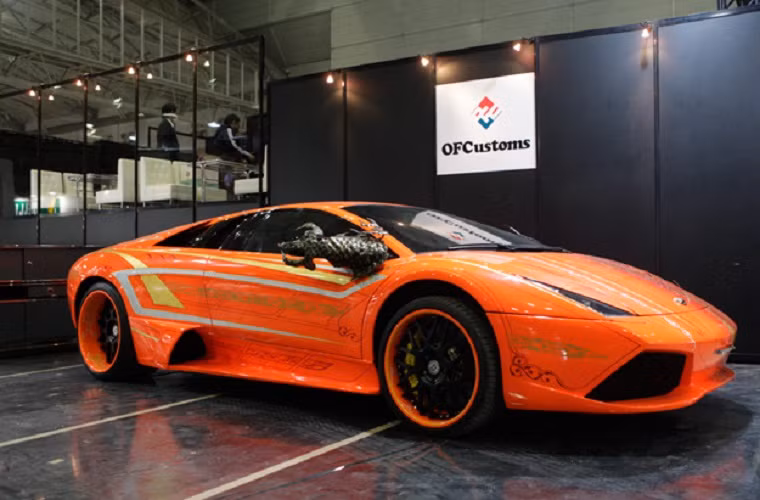 10. Ngay từ cái nhìn đầu tiên, chiếc Lamborghini này có vẻ như không thật sự đặc biệt, nhưng nếu được nhìn kĩ hơn, bạn sẽ nhận ra nét độc đáo của nó...