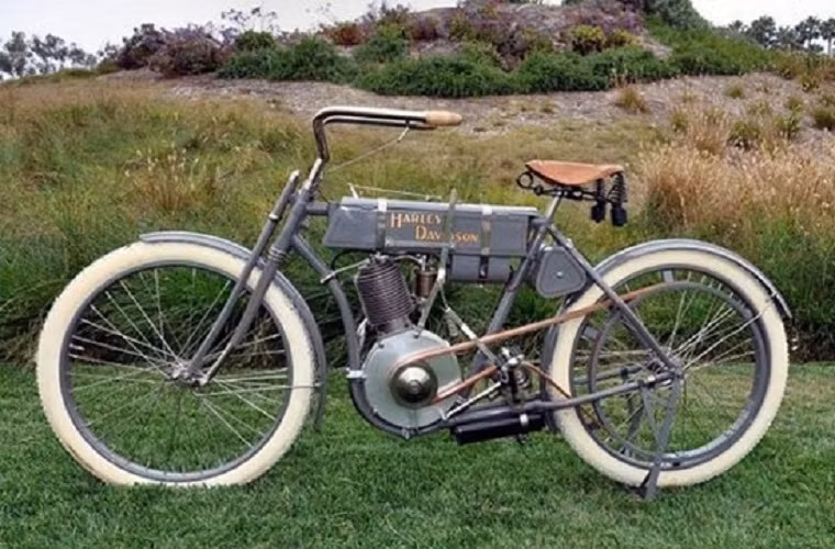  Harley-Davidson Strap-Tank Single đời 1907-1908: Đây là mẫu xe cổ nhất trong danh sách , dùng động cơ 570 phân khối, đạt tốc độ tối đa 80km/giờ. Giá những bản còn lại tới 350.000 USD và đang tiếp tục tăng.