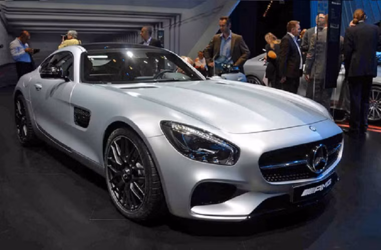 4. Mercedes-AMG GT: trang bị động cơ V8, tăng áp kép, dung tích 4.0 lít, 462 mã lực và mô-men xoắn cực đại 600 Nm, giúp xe tăng tốc từ 0-100 km/h trong 4,0 giây trước khi đạt tốc độ tối đa 304 km/h. 