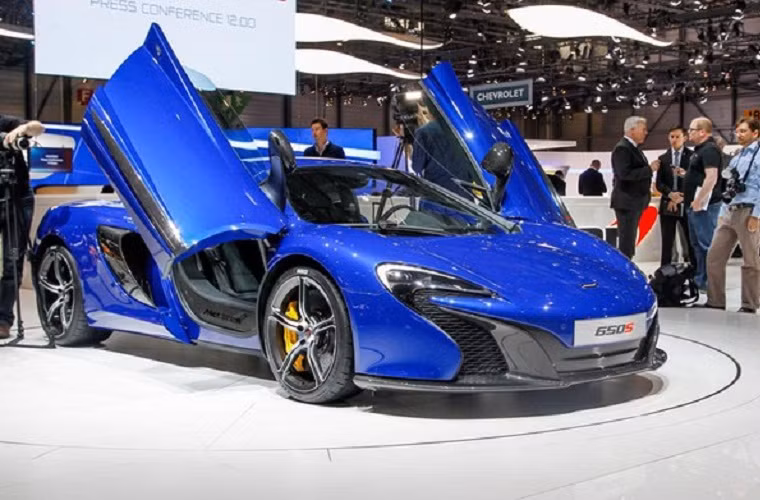 6. McLaren 650S: sử dụng động cơ V8, tăng áp kép, dung tích 3,8 lít, 650 mã lực tại 7.250 vòng/phút và mô-men xoắn cực đại 678 Nm tại 6.000 vòng/phút, giúp xe tăng tốc từ 0-100 km/h trong 3 giây và đạt vận tốc tối đa 333 km/h. 
