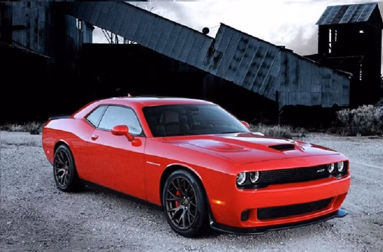 10. Dodge Challenger SRT Hellcat: trang bị động cơ Hemi V8 siêu nạp, dung tích 6,2 lít, 707 mã lực giúp xe có thể tăng tốc từ 0-97 km/h trong 3,6 - 3,9 giây.