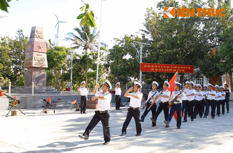 Thông thường vào sáng mồng Một Tết, các đơn vị tổ chức chào cờ rất trang nghiêm và linh thiêng.