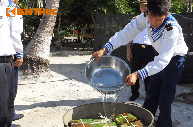 Chuẩn bị để luộc bánh chưng.