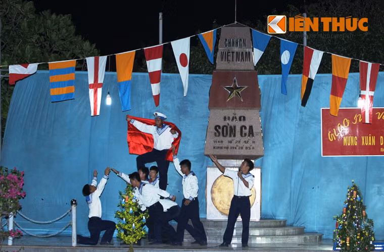 Giao lưu văn nghệ.