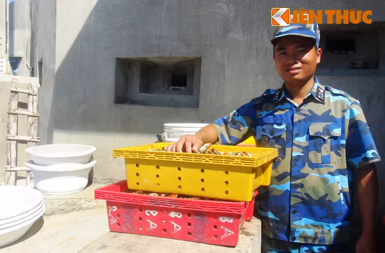 Hải sản tươi được các cán bộ, chiến sĩ của đảo chuẩn bị kỹ để đón Tết.