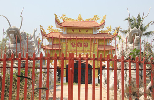 Công trình nhà thờ tổ của danh hài Hoài Linh đã ngưng thi công nhiều tháng qua để bổ sung hồ sơ theo đúng quy định pháp luật.