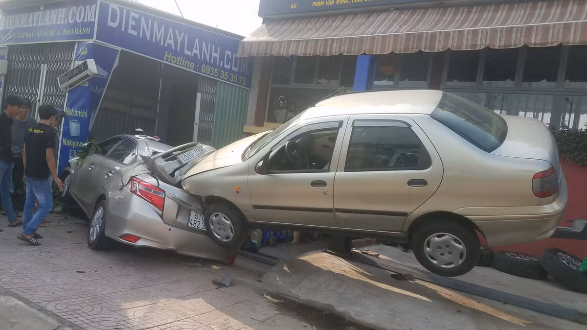 Chiếc ô tô chỉ chịu dừng lại khi đầu xe húc thẳng vào khu vực cửa cuốn của tiệm sửa xe này.
