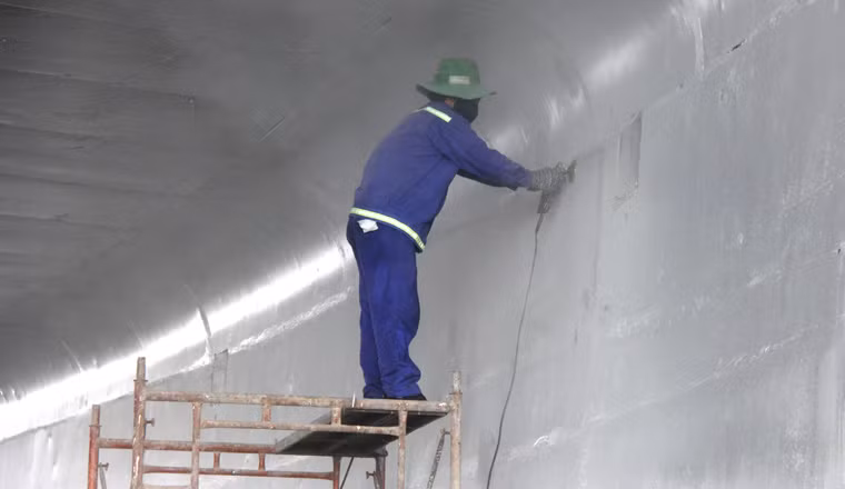 Công nhân thi công bên trong hầm chui.