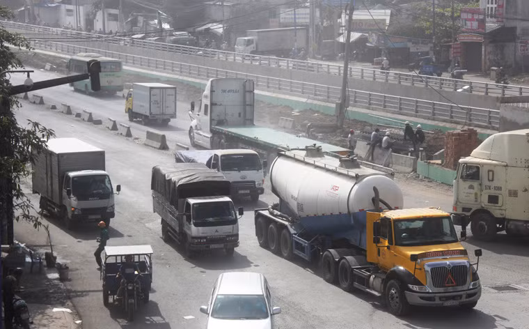 Đây cũng là 2 tuyến đường ra vào cảng Cát Lái có lượng xe vận chuyển hàng hóa cực kỳ lớn với hơn 18.000 lượt xe tải, container. Vì vậy, khu vực này thường xuyên xảy ra ùn tắc giao nghiêm trọng làm ảnh hưởng đến quá trình vận chuyển hàng hóa ra vào cảng.