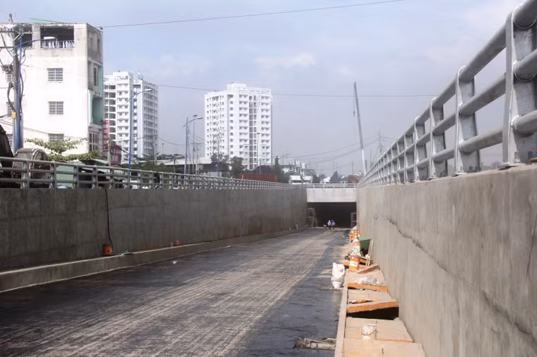 Hầm chui chạy theo hướng từ cầu Kỳ Hà 3 xuyên dưới nút giao hiện hữu, rẽ trái, đi lên đường Nguyễn Thị Định để xuống cảng Cát Lái. Hầm dài 405 m, trong đó có hơn 80 m hầm kín, toàn hầm rộng 9 m cho hai làn xe; trên nắp hầm chui ngay tại nút giao sẽ hình thành vòng xoay như hiện nay…