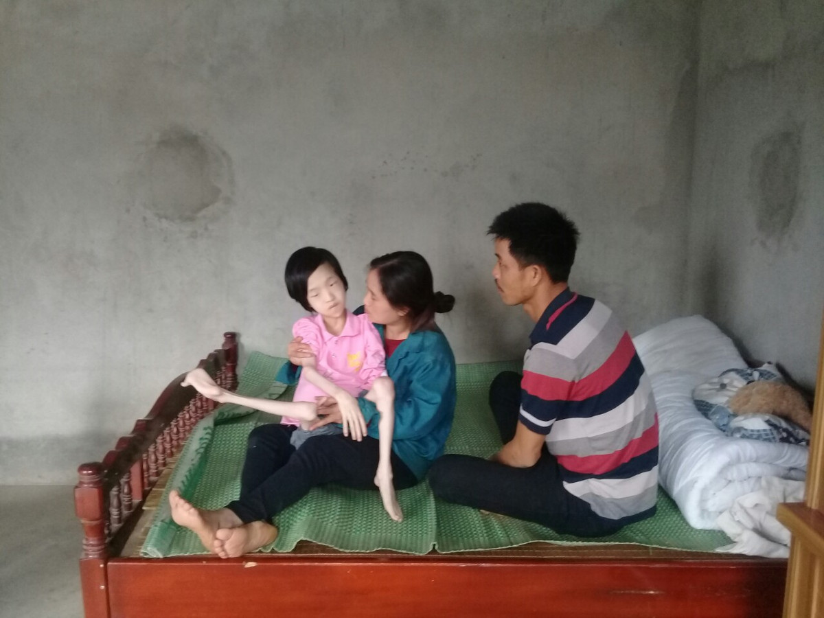 Phu Tho: Xot thuong chau be ngheo bi da di tat chan tay co quap