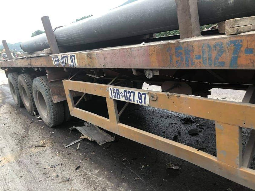 Xe dau keo dam vao rai phan cach, tai xe tu vong tai cho