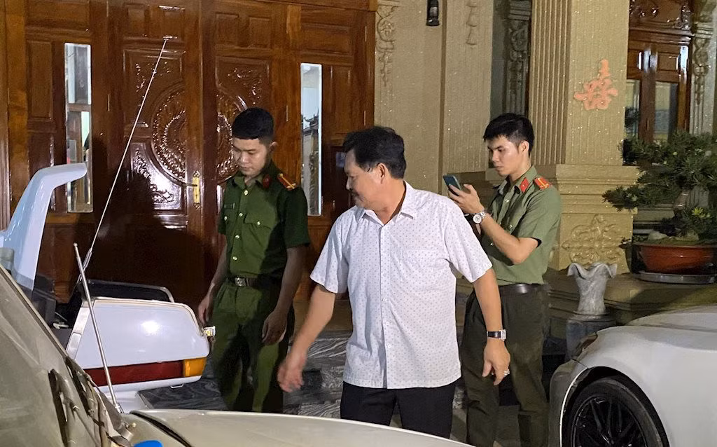 Đại gia Thiện “Soi”, Ngô Văn Phát...: Từ biệt thự khủng tới xộ khám Dai gia Thien “Soi”, Ngo Van Phat...: Tu biet thu khung toi xo kham