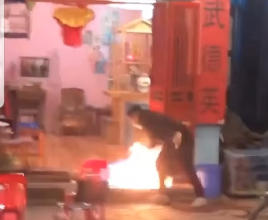 Nam thanh nien mang xang den dot chay quan nuoc o Ha Noi