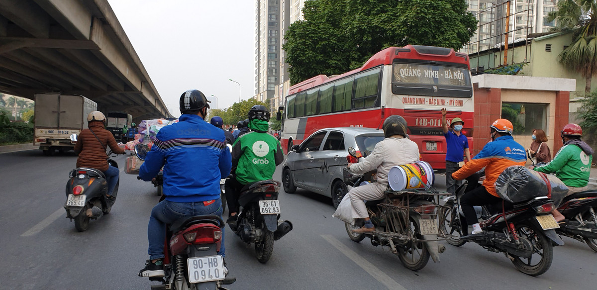 Nhiều phương tiện giao thông khác phải phanh gấp khi đi sát vào đuôi xe khách dừng đỗ sai quy định. Nhiều tình huống suýt va chạm giao thông