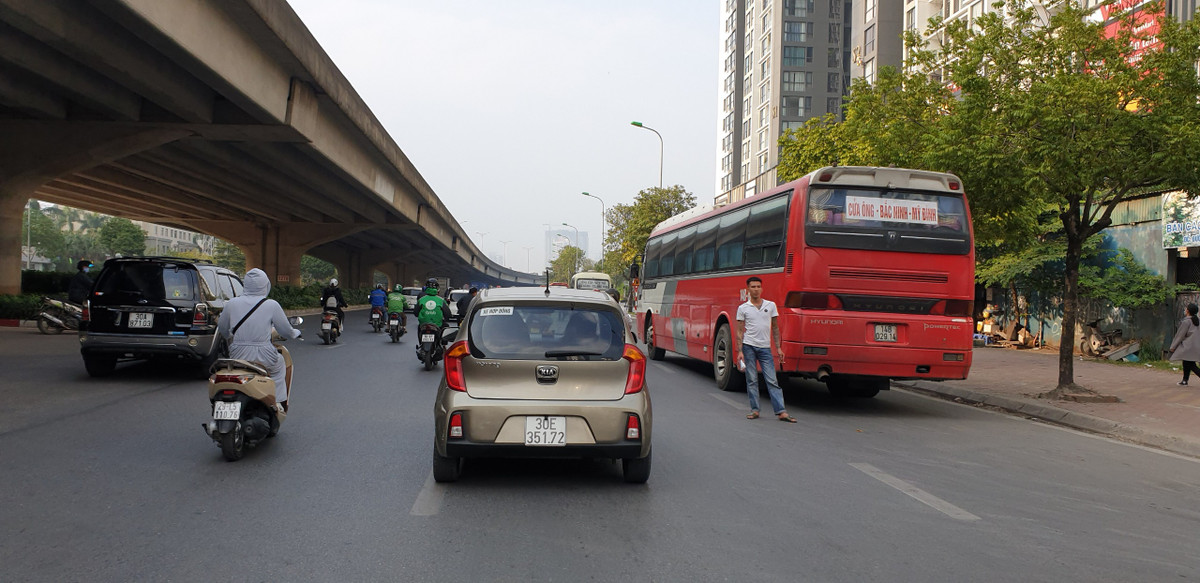 Phụ xe khách tràn ra giữa đường để vợt khách