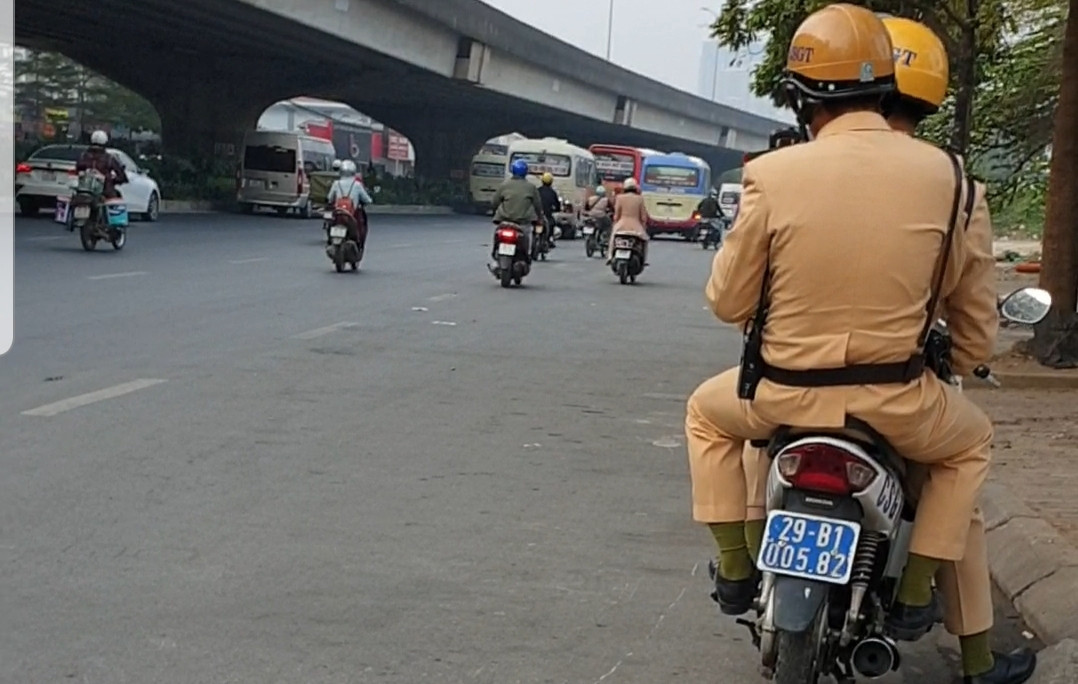 Đại uý Trần Quang Chinh, đội phó đội CSGT số 6 phòng CSGT Công an TP. Hà Nội cho biết, mặc dù đã có biển cấm dừng đỗ, đón trả khách nhưng nhiều nhà xe vẫn cố tình vi phạm. Đội CSGT số 6 luôn duy trì một tổ công tác TTKS trên tuyến đường để ngăn chặn và xử lý vi phạm, nhất là giờ cao điểm. Hiện đã lắp được 2/4 camera dọc tuyến đường quanh khu vực bến xe Mỹ Đình, sắp tới sẽ đưa vào hoạt động, phục vụ công tác phạt nguội.