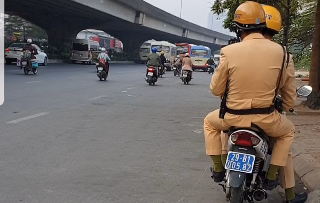 Đại uý Trần Quang Chinh, đội phó đội CSGT số 6 phòng CSGT Công an TP. Hà Nội cho biết, mặc dù đã có biển cấm dừng đỗ, đón trả khách nhưng nhiều nhà xe vẫn cố tình vi phạm. Đội CSGT số 6 luôn duy trì một tổ công tác TTKS trên tuyến đường để ngăn chặn và xử lý vi phạm, nhất là giờ cao điểm. Hiện đã lắp được 2/4 camera dọc tuyến đường quanh khu vực bến xe Mỹ Đình, sắp tới sẽ đưa vào hoạt động, phục vụ công tác phạt nguội.