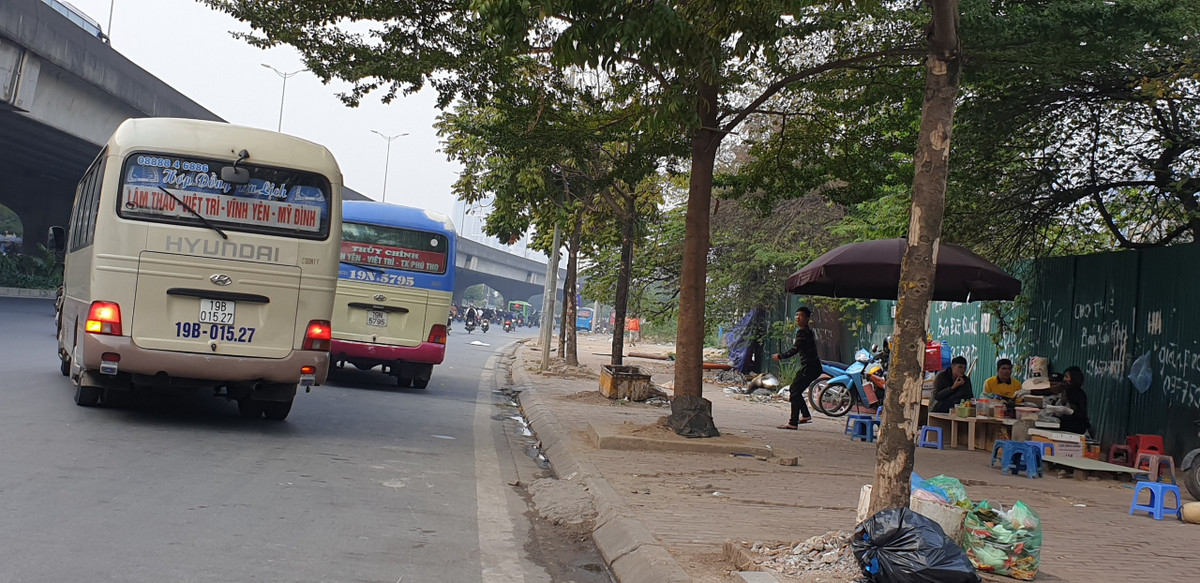Các quán nước vỉa hè trên đường Phạm Hùng trở thành điểm chờ đón khách và bốc xếp hàng hóa