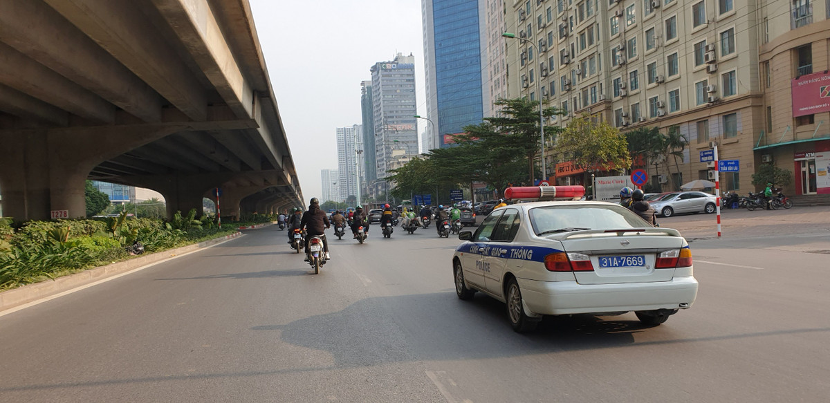 Chiếc xe tuần tra của lực lượng CSGT đi đến đâu xe khách bỏ chạy túi bụi đến đấy nhưng một số xe khách vẫn bị xử phạt vì không kịp trở tay.