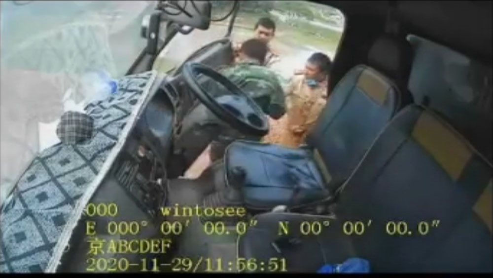 3 CSGT o Bac Giang danh, chui lai xe bi chuyen cong tac khac