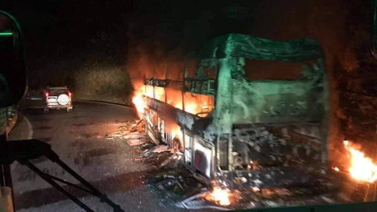 Xe khach giuong nam chay tro khung, 6 nguoi thoat chet