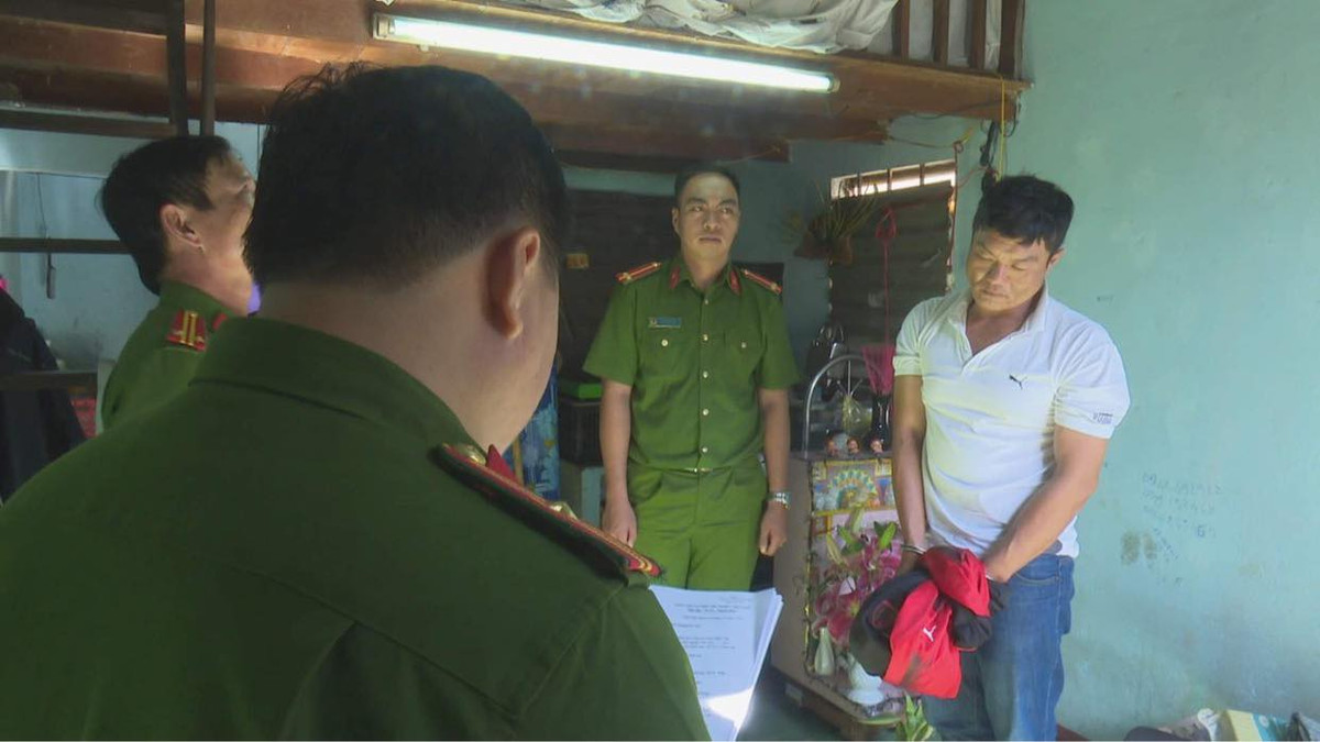 Bat 2 ke cay cop xe lay tien cua nguoi rut tu ngan hang-Hinh-2