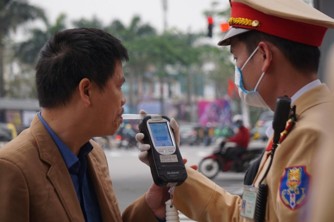 Ong thoi nong do con bang go sap duoc CSGT su dung co gi dac biet?