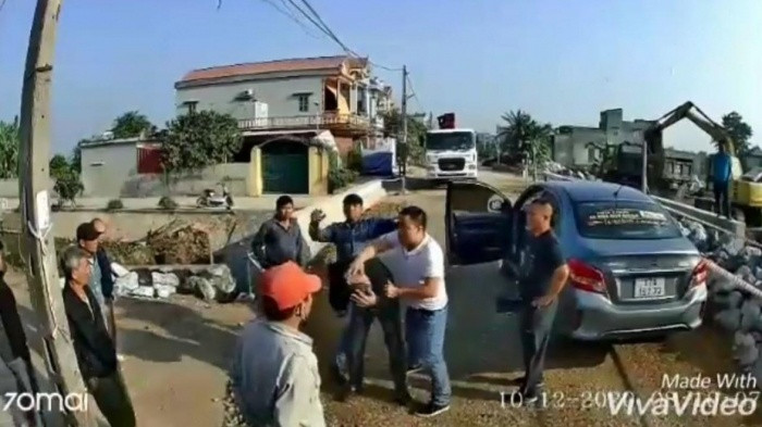 Chu xe khach Thai Binh bi nhom con do chan xe, hanh hung da man