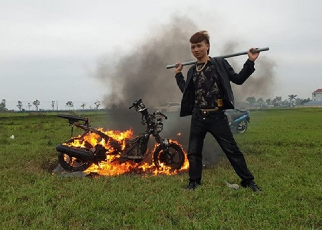 Khá "Bảnh" đốt xe, khoe tiền và những hành động lệch chuẩn văn hóa, đạo đức, trái pháp luật