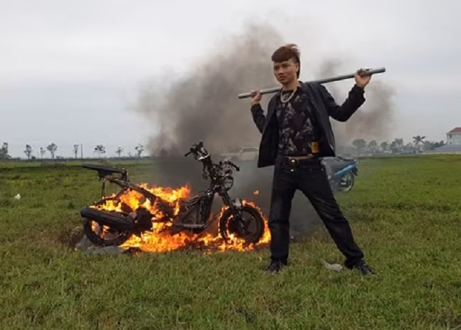 Khá "Bảnh" đốt xe, khoe tiền và những hành động lệch chuẩn văn hóa, đạo đức, trái pháp luật