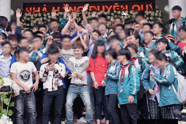 Nghịch lý là một nhân vật có tiền án, tiền sự, từng vào tù ra tội với các tội danh đánh bạc, sử dụng ma túy như Khá “Bảnh” khi khoe những “chiến tích” bất hảo trên mạng xã hội không những không bị tẩy chay, lên án, mà lại tạo được sức hút rất lớn của cộng đồng mạng, sự hùa theo của đám đông thanh niên, học sinh. Hình ảnh Khá "Bảnh" được các em học sinh chào đón như thần tượng khiến nhiều người khó hiểu.