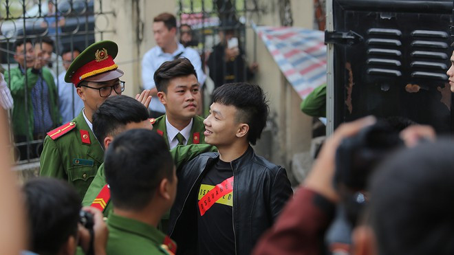 Khá "Bảnh" là con trai duy nhất trong gia đình có 4 chị em ở xã Tam Sơn. Năm 17 tuổi, Khá bị đưa vào trại giáo dưỡng vì gây rối trật tự công cộng. Sau hai năm giáo dục cải tạo, Khá trở về nhà làm tự do, 20 tuổi kết hôn với cô gái cùng xã. Bốn năm sau, anh ta ly dị và tiếp tục cuộc sống phiêu bạt.