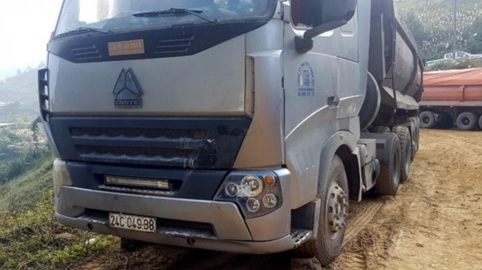 Yen Bai: Tim thay oto dam chet 2 thanh nien roi bo chay trong dem