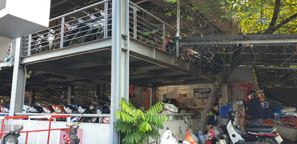 Bãi trông giữ xe của bến xe Giáp Bát chỉ có sức chứa khoảng 500 xe máy và thường xuyên chật kín. Tại đây cũng tiềm ẩn nguy cơ cháy nổ khi hệ thống PCCC đã cũ kỹ, bám bụi. Sát cạnh những chiếc xe máy để lâu ngày là cành cây khô dễ bắt lửa.