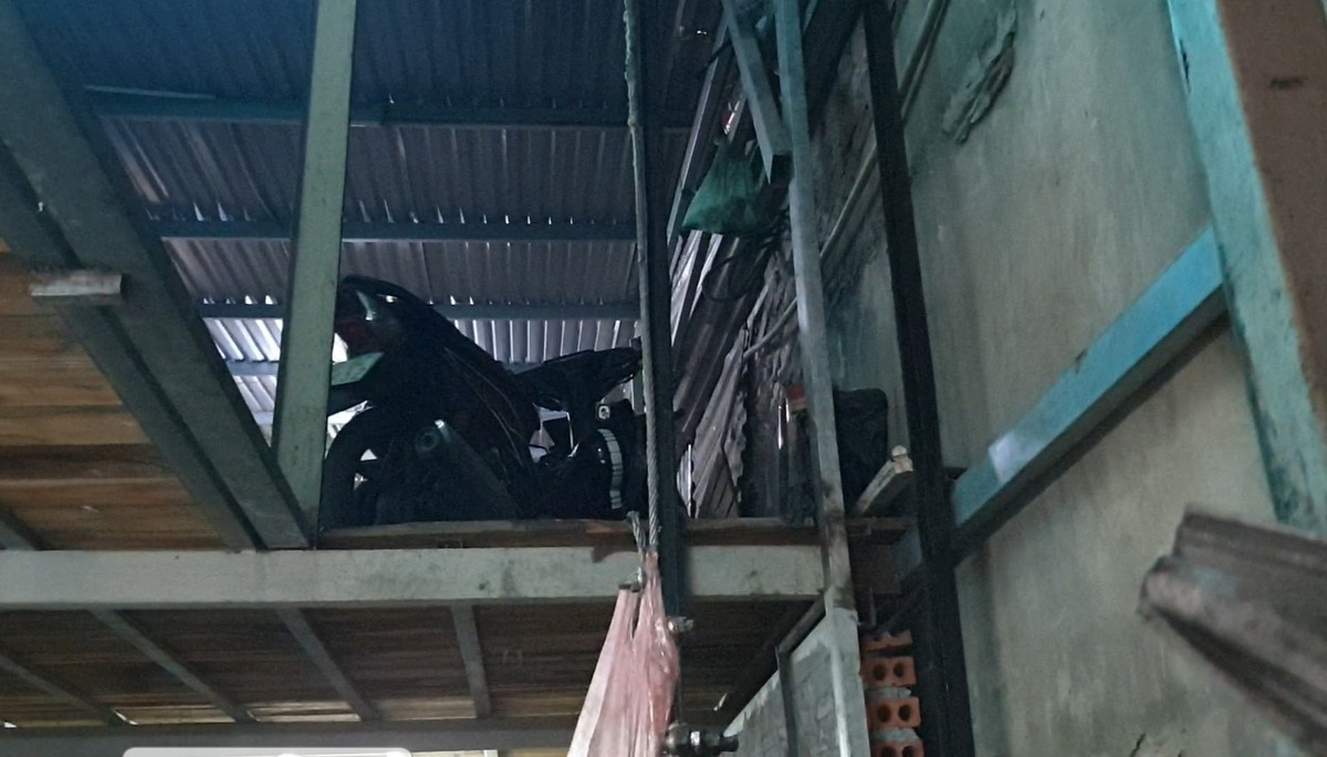 Những chiếc xe máy được ký gửi trên tầng 2 một cách "bí mật". Giá trông xe của các điểm tự phát này cũng "cắt cổ. 25 nghìn đồng/ngày, cao gấp 3 lần với giá gửi tại điểm trông giữ của bến xe Giáp Bát