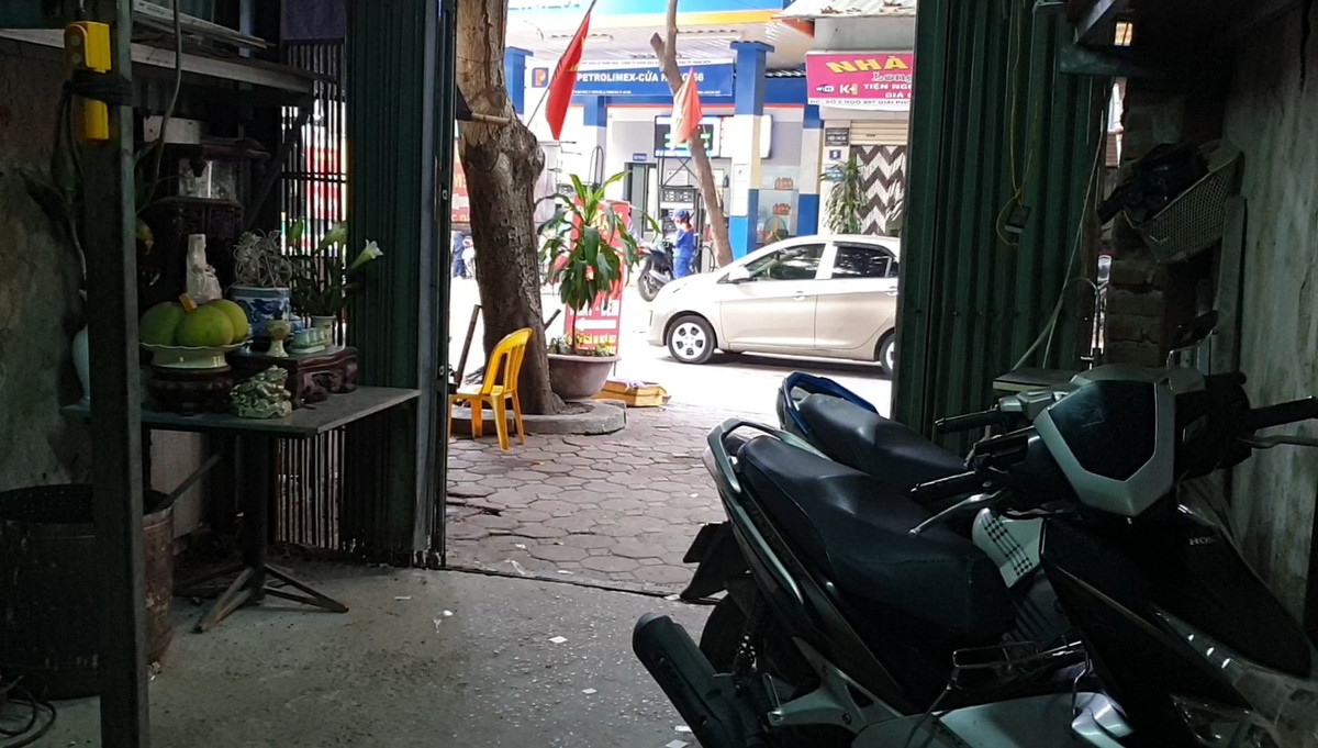 Ban thờ thường xuyên thắp hương, nến nằm ngay sát hàng dài xe máy khiến các điểm trông giữ xe tự phát xung quanh bến xe Giáp Bát như "quả bom" chực chờ cháy nổ.