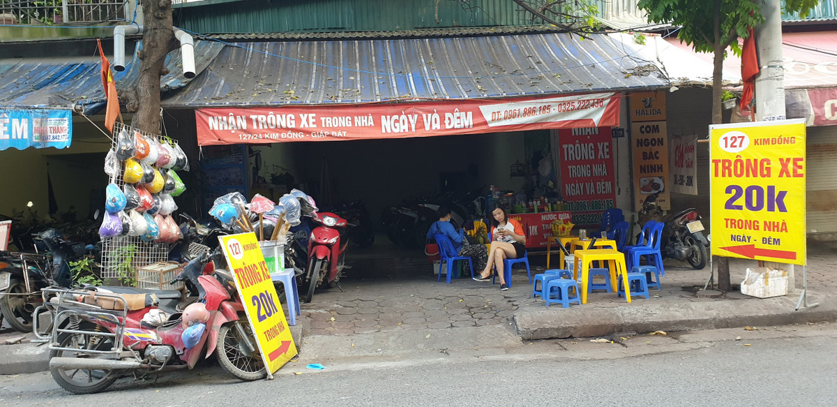 Thông với ngõ 897 Giải Phóng là tuyến phố Kim Đồng (phía sau bến xe Giáp Bát). Dọc tuyến cũng có hàng chục điểm trông giữ xe tự phát. Vỉa hè dành cho người đi bộ bị lấn chiếm để dựng bảng chào mời "Trông xe" và kê bàn ghế bán nước