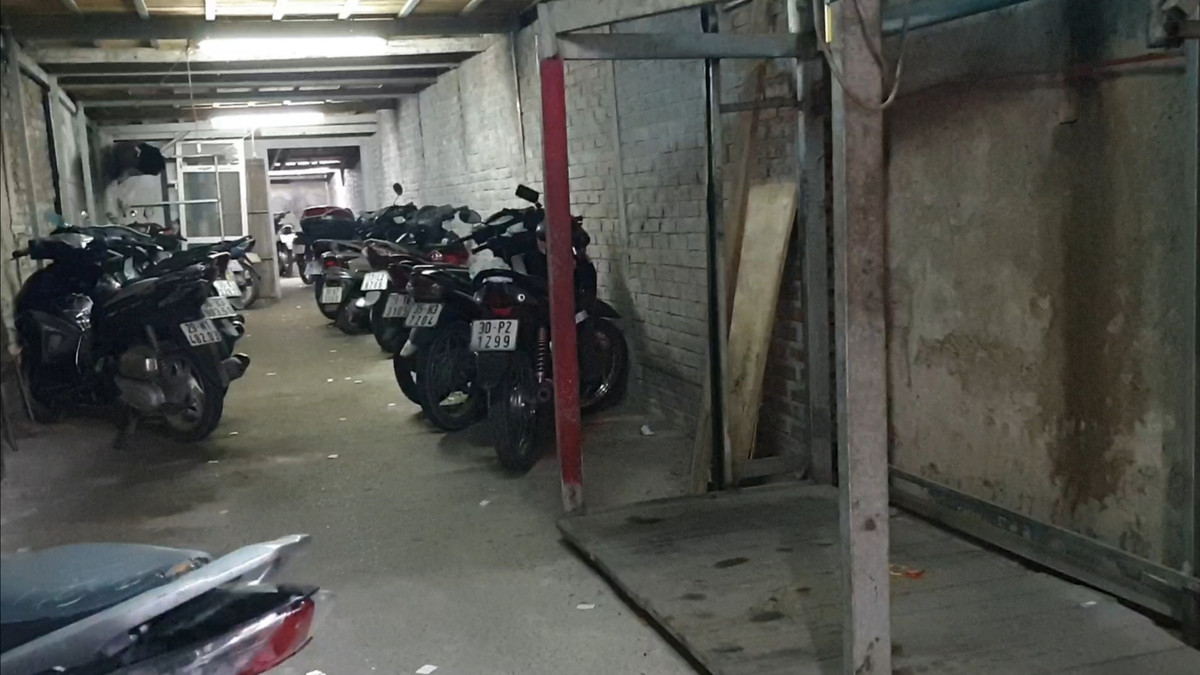 Thậm chí, chủ điểm trông giữ xe này còn "tăng bo" hệ thống nâng kéo để đưa xe máy lên tầng 2