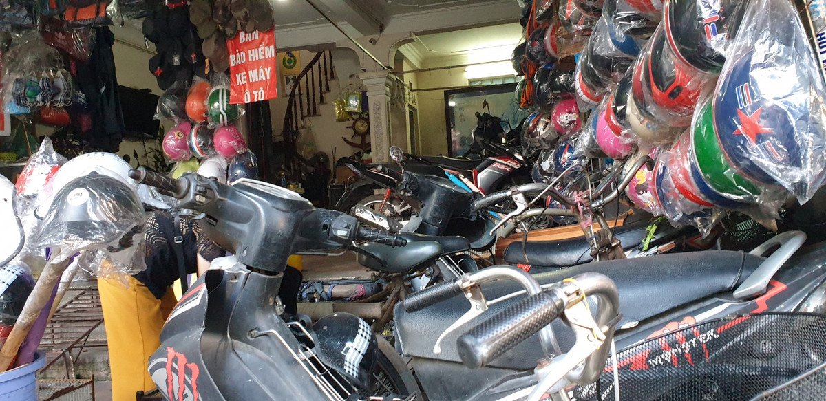 Xe máy được ký gửi ngay trong nhà và kê sát với các đồ dễ cháy. Đặc biệt là những điểm trông giữ này không đảm bảo các điều kiện, yêu cầu về phòng cháy chữa cháy.