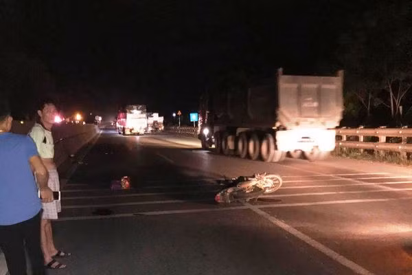 Thông tin ban đầu, vào thời điểm trên, anh Nguyễn Viết Thị (SN 1979, trú ở xã Quảng Ninh, huyện Quảng Xương, Thanh Hóa) điều khiển xe mô tô đang chuyển hướng sang đường thì bị một chiếc xe ô tô lưu thông theo hướng Bắc-Nam đâm trúng. Hậu quả, anh Nguyễn Viết Thị tử vong trên đường đi cấp cứu. Tuy nhiên, tài xế xe ô tô đã nhanh chóng rời khỏi hiện trường.