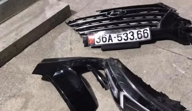 Tại hiện trường vụ tai nạn giao thông, lực lượng chức năng thu nhặt được một biển số xe ô tô 36A-533.66 và vài mảnh vỡ cho thấy chiếc xe ô tô mang hiệu Hyundai, màu đen.