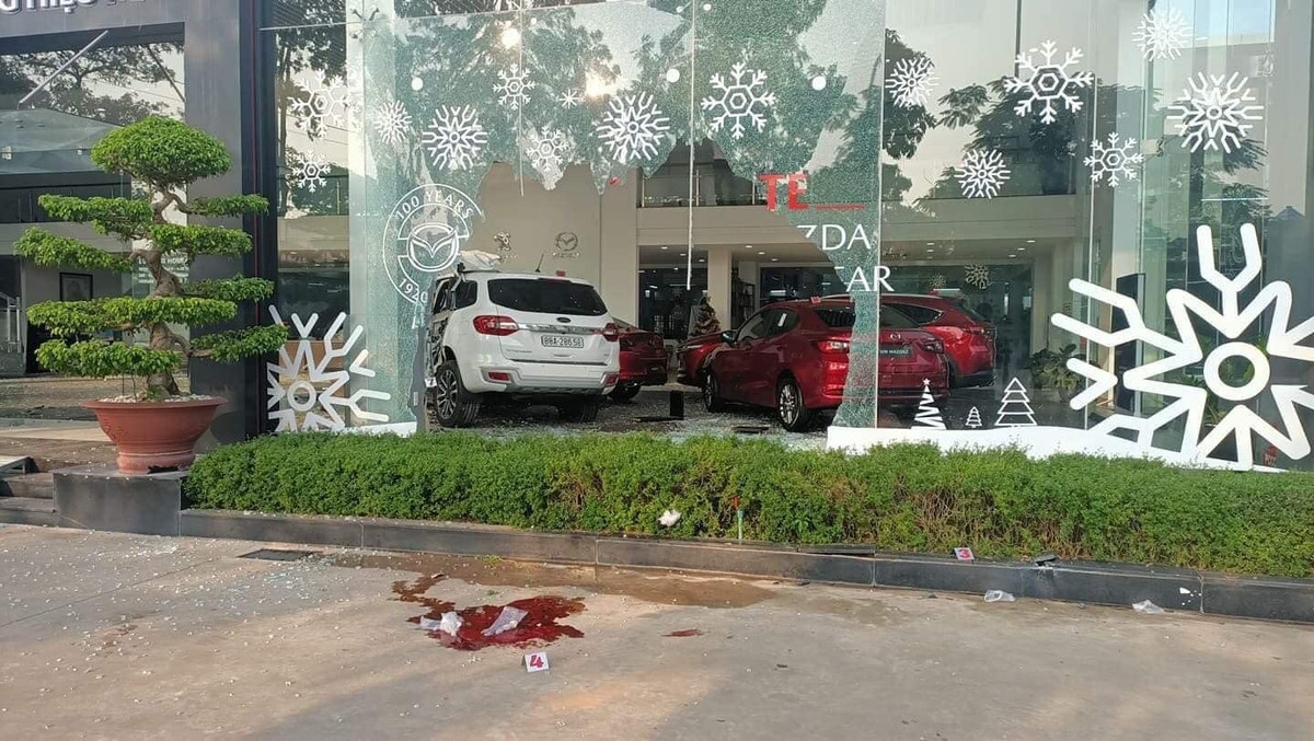 Tại hiện trường, chiếc Ford hư hỏng nặng, kính vỡ vụn, một người dân nguy kịch, đưa đi cấp cứu nhưng không qua khỏi.