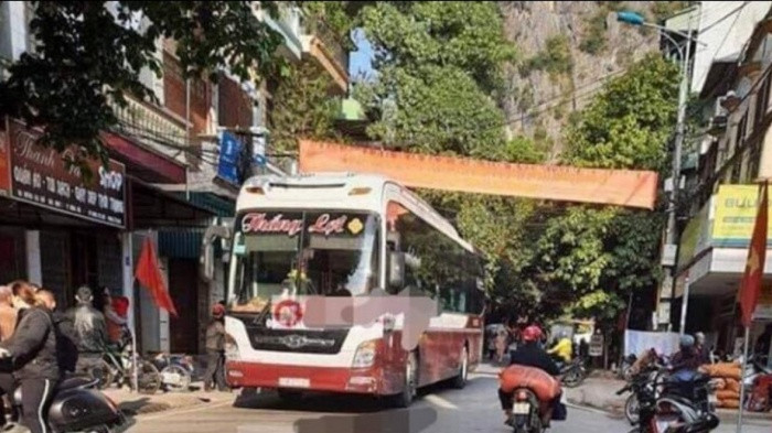 Video: Kinh hoang xe khach do deo dam chet nguoi phu nu