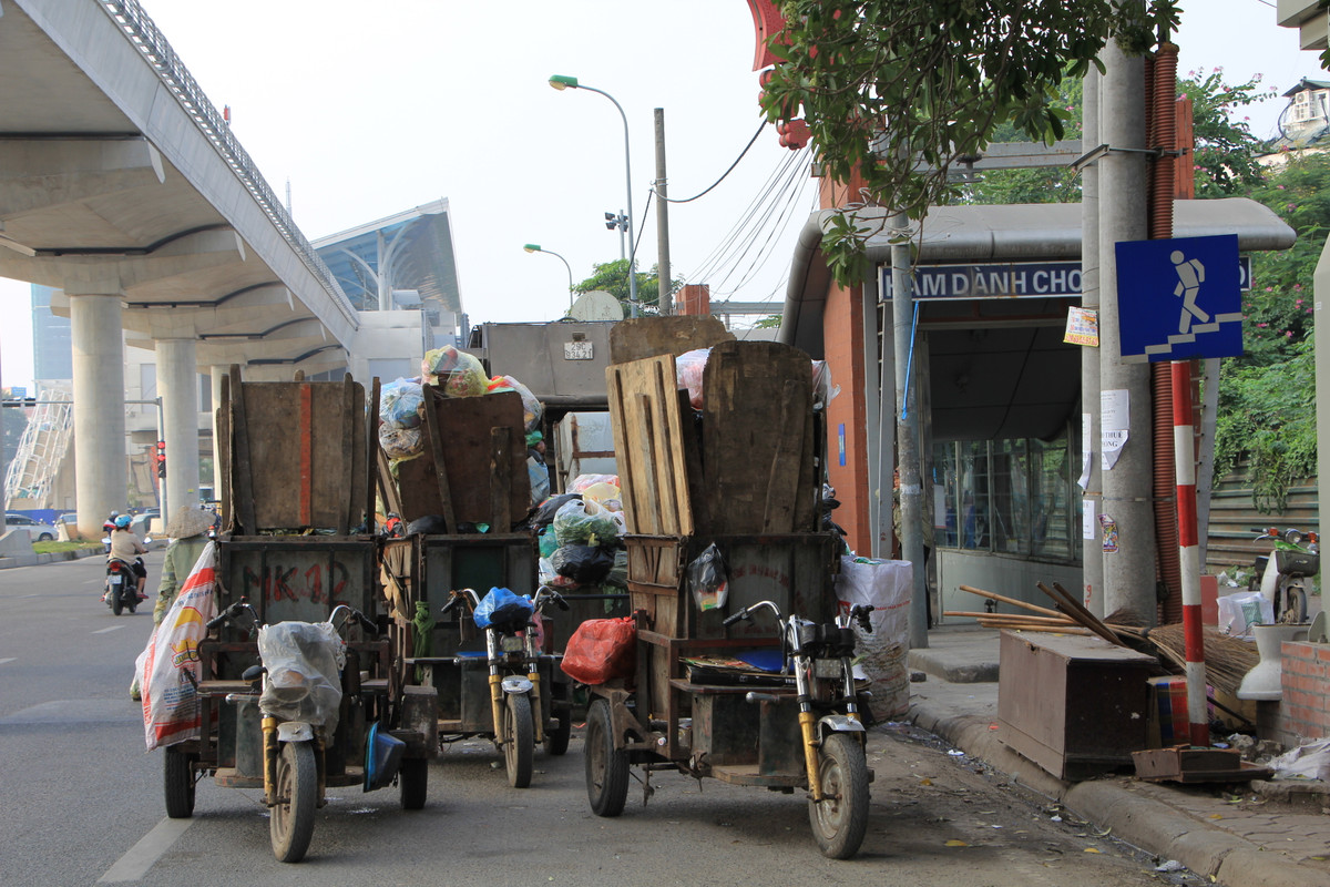 Các xe rác chặn đứng cửa ra vào hầm đường đi bộ nên không ai dám đến gần.