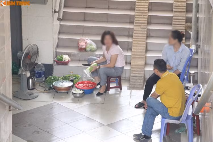 Nhóm 3 người, trong đó có người được cho là bảo vệ trực hầm bật bếp nấu lẩu, ăn uống ngay dưới lòng hầm đi bộ HS3 của tuyến đường Hoàng Sa – Trường Sa (ghi nhận ngày 28/11).