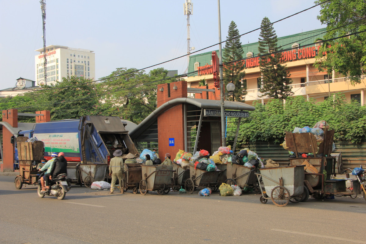 Dọc quốc lộ 32 có 4 đường hầm đi bộ. Trong đó, cửa hầm H4 ngay trước cổng Đại học Công nghiệp Hà Nội bị chặn đứng bởi hàng chục xe rác được tập kết. Mùi hôi thối bốc lên, không ai dám đến gần.