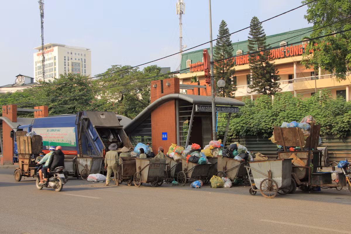 Dọc quốc lộ 32 có 4 đường hầm đi bộ. Trong đó, cửa hầm H4 ngay trước cổng Đại học Công nghiệp Hà Nội bị chặn đứng bởi hàng chục xe rác được tập kết. Mùi hôi thối bốc lên, không ai dám đến gần.