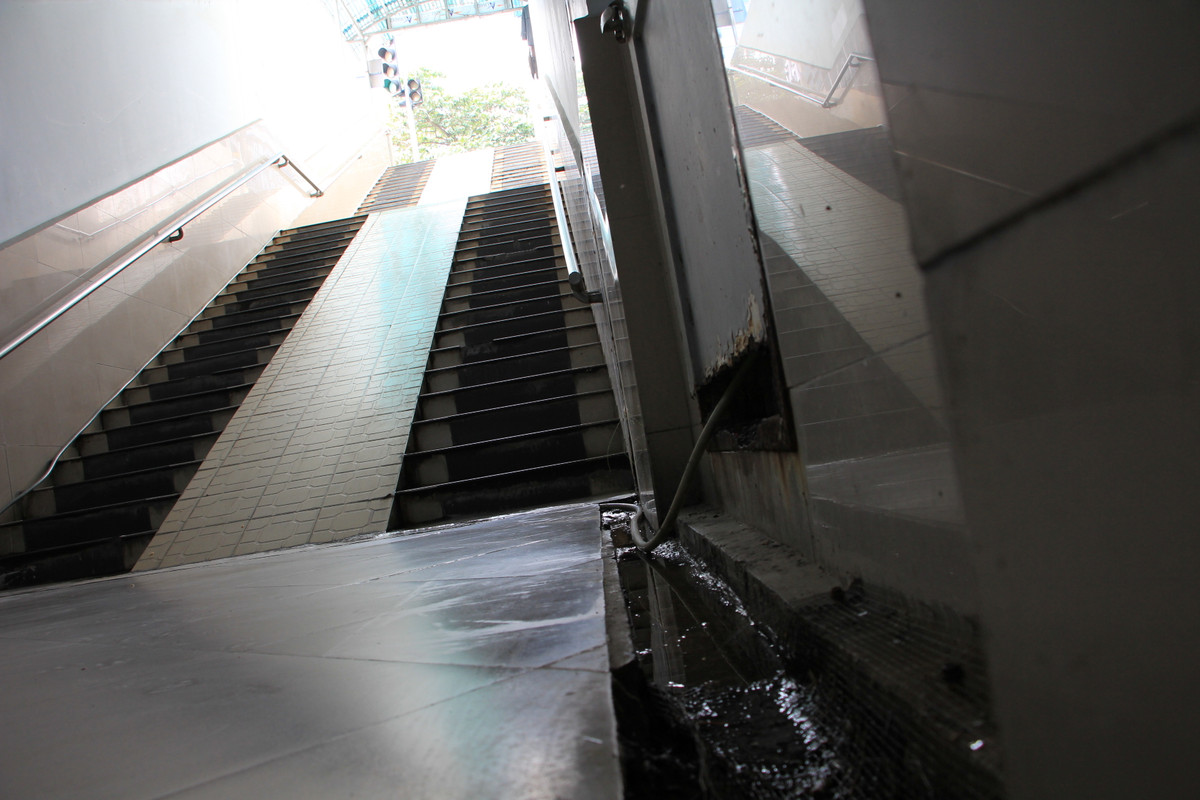 Tại hầm đi bộ Đại Cồ Việt – Lê Duẩn, đèn sáng trưng nhưng suốt hơn 1 tiếng đồng hồ PV ghi nhận có rất ít người qua lại, gần như chẳng có ai. Hầm đi bộ này chưa đầy 50m. Bên trong hầm có mùi xú uế bốc lên nồng nặc, nước chảy rỉ từ hệ thống cấp thoát.